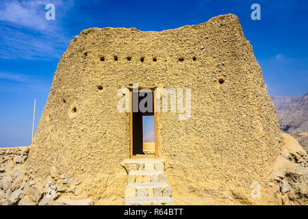 Ras Al Kaimah Dhayah Fort Tower View auf dem Hügel mit malerischen blauen Himmel Hintergrund Stockfoto