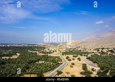 Ras Al Kaimah Vororten Dhayah Fort malerischen Palmen Landschaft mit blauen Himmel Horizont anzeigen Stockfoto