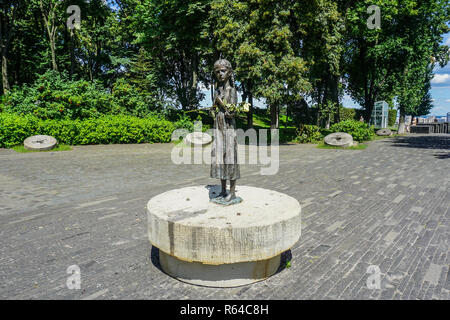 Kiew Holodomor Genozid Girl Statue mit Blume frontalen Ansicht Gemeinsame Stockfoto