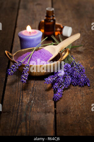 Lavnder Blumen, Badesalz und ätherischen Ölen auf Holz- Oberfläche Stockfoto