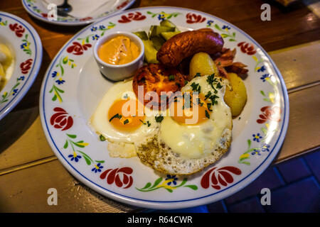 Traditionelle Belorussische gemeinsamen Frühstück mit Eiern, Würstchen in Scheiben geschnittene Tomaten auf einer Platte Stockfoto