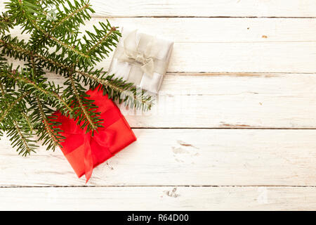 Weihnachten Geschenk Boxen unter Weihnachtsbaum auf Holzboden, hohen Winkel anzeigen, kopieren Raum Stockfoto