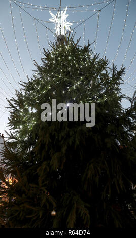 Ein Blick auf den Weihnachtsbaum in Faversham, Kent, als Freiwillige haben beschlossen, nur die Spitze des Baumes in ein Angebot der Baum durch anti-soziales Verhalten beschädigt werden zu stoppen. Stockfoto