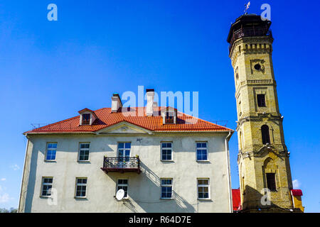 Grodno Brandwache Turm Frontalansicht mit blauem Himmel Hintergrund Stockfoto