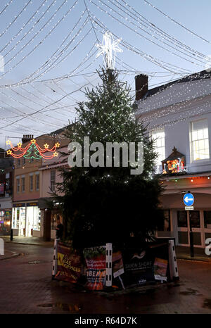 Ein Blick auf den Weihnachtsbaum in Faversham, Kent, als Freiwillige haben beschlossen, nur die Spitze des Baumes in ein Angebot der Baum durch anti-soziales Verhalten beschädigt werden zu stoppen. Stockfoto