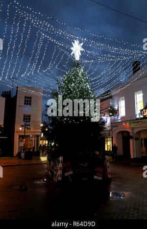 Ein Blick auf den Weihnachtsbaum in Faversham, Kent, als Freiwillige haben beschlossen, nur die Spitze des Baumes in ein Angebot der Baum durch anti-soziales Verhalten beschädigt werden zu stoppen. Stockfoto