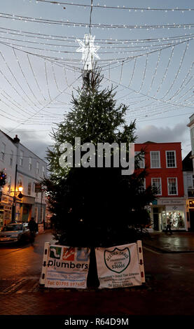 Ein Blick auf den Weihnachtsbaum in Faversham, Kent, als Freiwillige haben beschlossen, nur die Spitze des Baumes in ein Angebot der Baum durch anti-soziales Verhalten beschädigt werden zu stoppen. Stockfoto