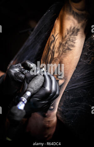 Tattoo Künstler tun Tattoos Stockfoto