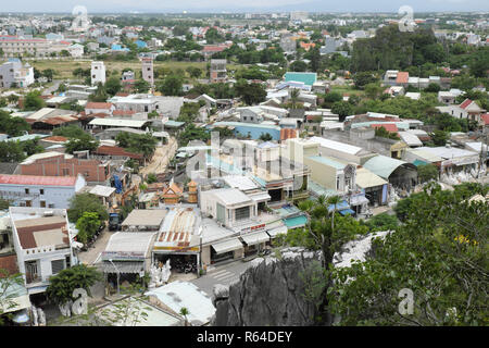Da Nang, Vietnam - moderne Geschäfte und Wohnungen an der Basis von Marble Mountain im August 2018 Stockfoto