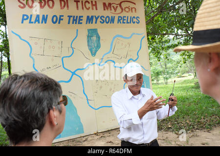 Mein Sohn Vietnam - Touristen zu einem lokalen Reiseleiter neben einer Karte Plan der antiken Ruinen von hinduistischen Tempeln der Champa Dynastie hören Stockfoto