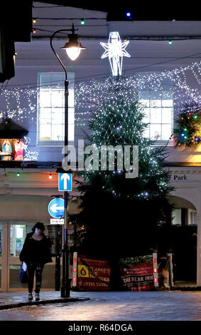 Ein Blick auf den Weihnachtsbaum in Faversham, Kent, als Freiwillige haben beschlossen, nur die Spitze des Baumes in ein Angebot der Baum durch anti-soziales Verhalten beschädigt werden zu stoppen. Stockfoto