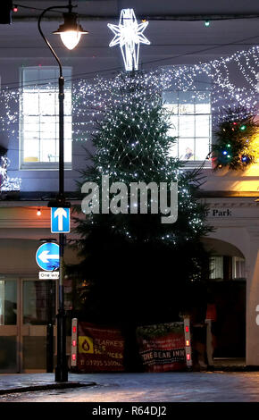 Ein Blick auf den Weihnachtsbaum in Faversham, Kent, als Freiwillige haben beschlossen, nur die Spitze des Baumes in ein Angebot der Baum durch anti-soziales Verhalten beschädigt werden zu stoppen. Stockfoto