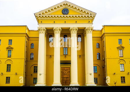 Minsk gelb gefärbte Weißrussland KGB-Hauptquartier mit weißen Himmel Hintergrund Stockfoto