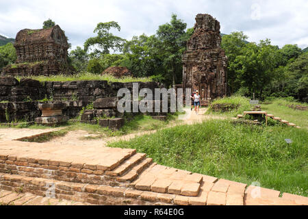 Mein Sohn Vietnam - Touristen unter den Ruinen von hinduistischen Tempeln der Champa Dynastie zu Fuß Stockfoto