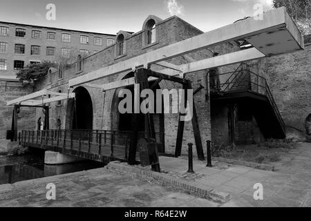 Das lebensmittelgeschäft Lager Ruinen und Bridgewater Canal, Castlefield, Manchester, Lancashire, England, Großbritannien Stockfoto