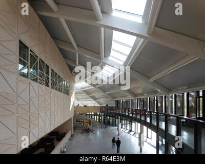 Erhöhte Blick über Eingangshalle. Auditorium fleischlichen Halle im Le Rosey, Rolle, Schweiz. Architekt: Bernard Tschumi, 2015. Stockfoto