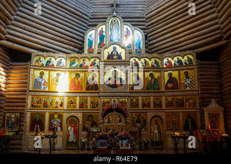 Minsk Kirche der Heiligen Dreifaltigkeit Ikonostase mit Icons und Altar Stockfoto