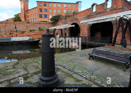 Das lebensmittelgeschäft Lager Ruinen und Bridgewater Canal, Castlefield, Manchester, Lancashire, England, Großbritannien Stockfoto