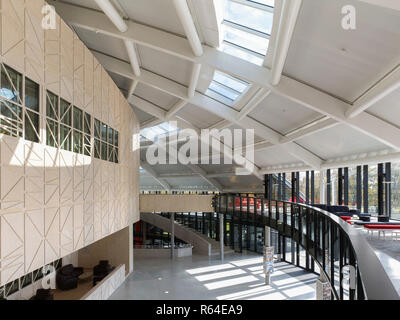 Erhöhte Blick über Eingangshalle mit Zwischengeschoss. Auditorium fleischlichen Halle im Le Rosey, Rolle, Schweiz. Architekt: Bernard Tschumi, 20. Stockfoto