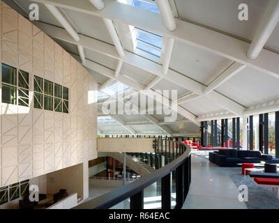 Erhöhte Blick über Eingangshalle mit Zwischengeschoss. Auditorium fleischlichen Halle im Le Rosey, Rolle, Schweiz. Architekt: Bernard Tschumi, 20. Stockfoto