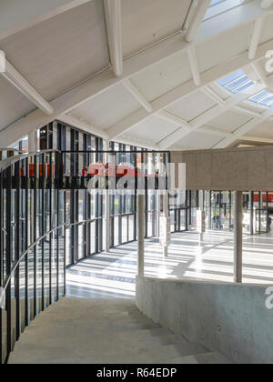 Erhöhte Blick über den Eingangsbereich. Auditorium fleischlichen Halle im Le Rosey, Rolle, Schweiz. Architekt: Bernard Tschumi, 2015. Stockfoto