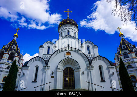Minsk Sankt Elisabeth Kloster Vorderansicht der Kirche mit malerischen blauen Himmel Hintergrund Stockfoto