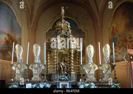 Der Altar in der Kirche von St. Victor auf der Insel der Fischer, einem der berühmten Borromäischen Inseln des Lago Maggiore, Italien Stockfoto