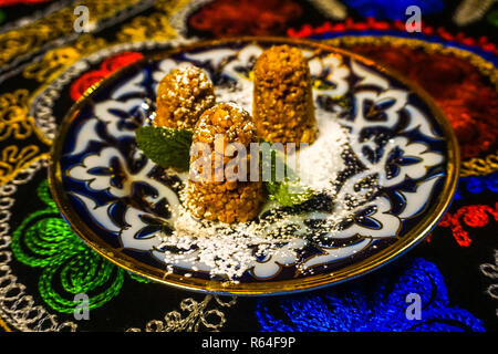 Traditionelle köstlichen Usbekischen Chakchak Dessert mit Walnüssen auf Platte Stockfoto