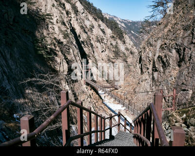 Treppen in die Berge und die schöne Aussicht auf die wunderschönen Berge Seoraksan. Südkorea Stockfoto