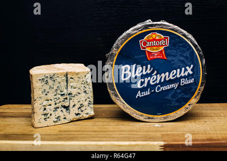 Belgrad, SERBIEN - 22. NOVEMBER 2018: Detail der Bleu cremeux Käse in Belgrad, Serbien. Es handelt sich um eine milde, cremige Käse aus Kuhmilch, der in der Auverg gemacht Stockfoto