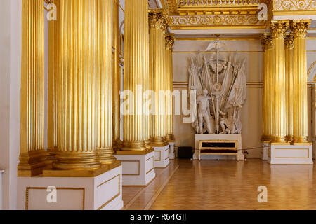 Säulen und Skulpturen der russischen Krieger im Wappenbuch Hall, dem Winterpalast, Eremitage, St. Petersburg, Russland. Stockfoto