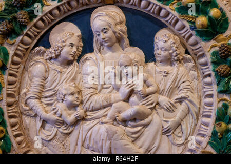 Madonna mit Kind, mit dem Hl. Johannes dem Täufer und zwei Engel. Majolika close-up Detail. Von Benedetto Buglioni, Anfang des 16. Jahrhunderts. Hermitage Museum. Stockfoto