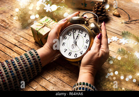 Frau mit einem Vintage Uhr in festlicher Umgebung pov Stockfoto