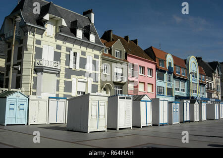 Eine Reihe von Seaside Umkleideraum Hütten entlang der Promenade mit Blick aufs Meer ein Badeort in Wimereux, etwa 3 Meilen nördlich von Boulogne-sur-Mer auf der Calais/Boulogn Stockfoto