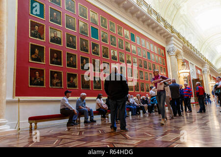 Die Galerie von 1812, feiert die Vaterländischen Krieg des Jahres. Touristen und Besucher die Porträts erkunden. State Hermitage Museum, St. Petersburg. Stockfoto