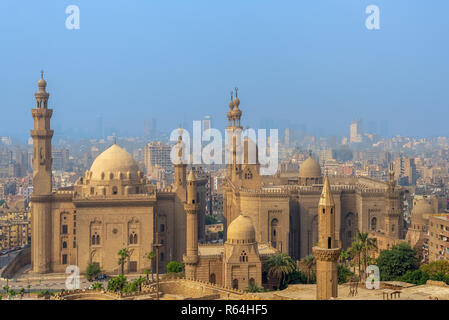 Luftaufnahme der Stadt Kairo von Salah Al Deen Zitadelle (Zitadelle) mit Al Sultan Hassan und Al Rifai Moscheen, Kairo, Ägypten Stockfoto