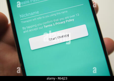 Bild des Talkspace App auf einem Smartphone, start Therapie Taste Stockfoto