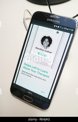 Bild des Talkspace App auf dem Smartphone angezeigt Therapeuten Stockfoto
