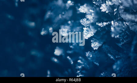 Kristalle der Schneedecke, Makro. Abstrakte winter Hintergrund, Banner 16x9 Format Stockfoto