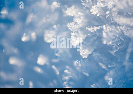 Kristalle der Schneedecke, Makro. Abstrakte Winter Hintergrund Stockfoto