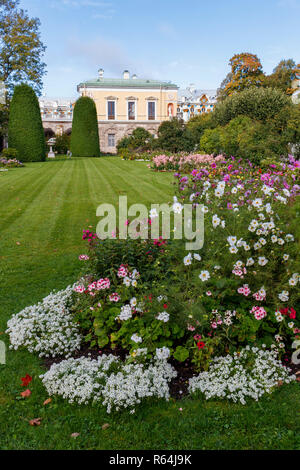 Eigener Garten und ein kaltes Bad Pavillion und Achat Zimmer im Catherine Palace, Zarskoje Selo, St. Petersburg, Russland. Stockfoto