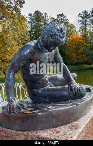 Eine Statue außerhalb der Grotte Pavillon in Catherine Park in Zarskoje Selo, St. Petersburg, Russland. Stockfoto