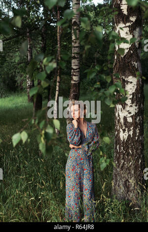Nahaufnahme, Porträt einer Frau, die in einem Park, an einem warmen Sommertag Stockfoto