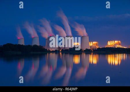 Jänschwalde/Jaenschwalde Braunkohlekraftwerk bei Nacht abgefeuert, der drittgrößten Braunkohlekraftwerk in Deutschland in Brandenburg, Spree-Neiße Stockfoto