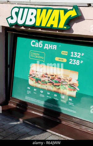 Subway Sandwich Bar Werbetafel am Newskij Prospekt, St. Petersburg, Russland. Stockfoto