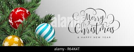 Frohe Weihnachten Frohes Neues Jahr Web Banner. Bunte Weihnachten Ornamente und realistische Pine Tree Hintergrund. Mehrfarbige urlaub Design für eine Einladung oder s Stock Vektor