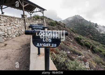 Historische Anzeigen von Rohren an Inspiration Point Lookout in Angeles National Forest über Pasadena und Los Angeles, Kalifornien. Stockfoto