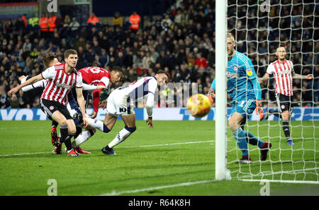 West Bromwich Albion von Hal Robson-Kanu (Mitte) Staats- und Regierungschefs weit von dem Ziel, während der Skybet Championship Match in West Bromwich, West Bromwich. Stockfoto