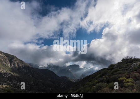 Dramatische Dezember Sturmwolken über Mt Harvard und der San Gabriel Mountains in Angeles National Forest über Pasadena und Los Angeles, Kalifornien Stockfoto