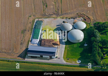 Luftaufnahme über anaerobe Anlage mit Fermentern mit aufblasbaren Biogas Inhaber, Schleswig-Holstein, Deutschland Stockfoto